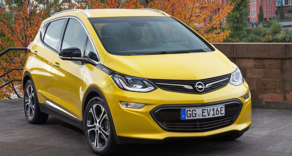 En gul Opel Vectra parkerad på en bro. (AI text)