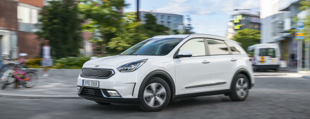 Kia Niro som laddhybrid lockar med lågt pris och kan bli en riktig "folkhybrid". Men prislappen har ett pris. Bilen kan inte köras på el särskilt långa sträckor på vintern om kupén ska hållas varm.