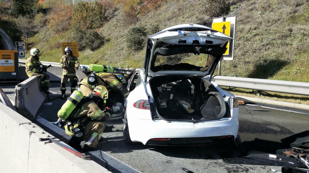 Brandmännen arbetar för att få bort en bil från vägkanten. (AI text)