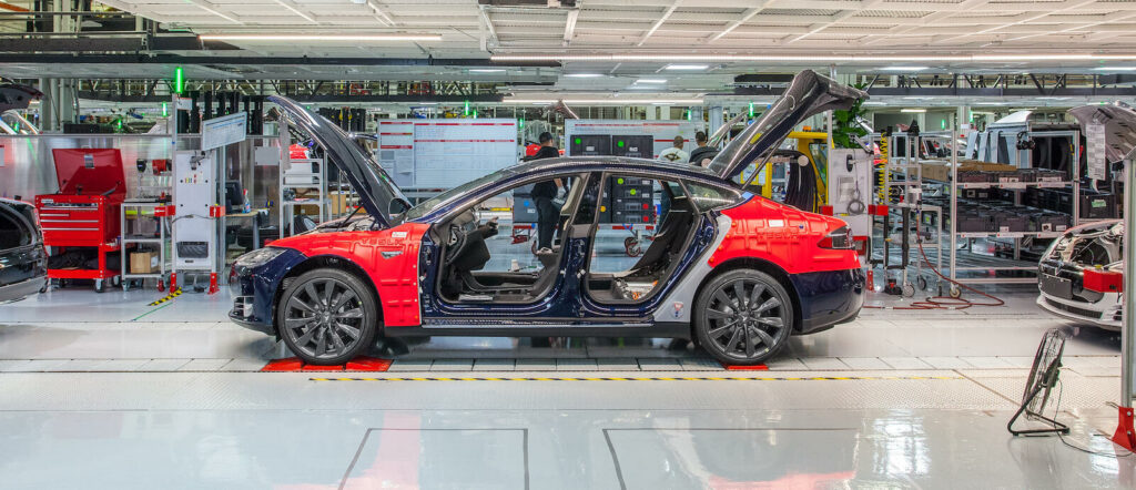 Tesla Model S:s monteringslinje i en fabrik (AI text)