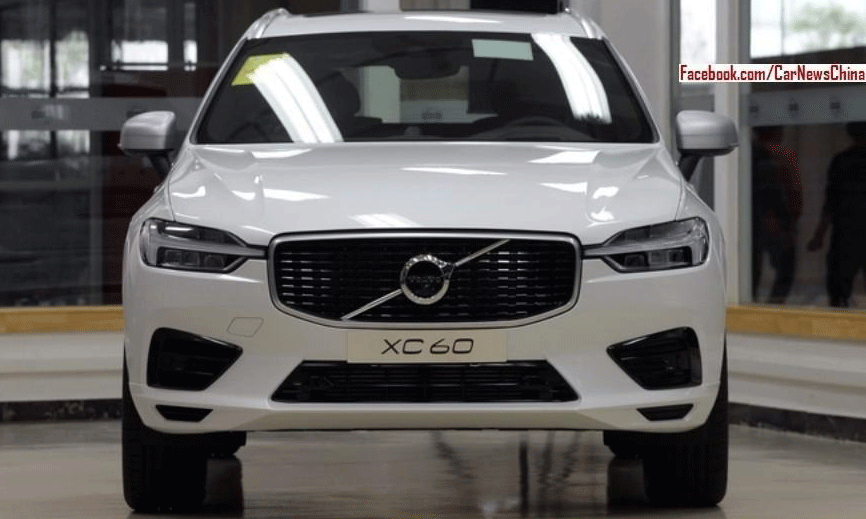 Volvo XC90-terrängbilen är parkerad i en utställningslokal. (AI text)