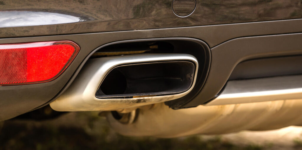 En svart SUV med en svart utluftare. (AI text)