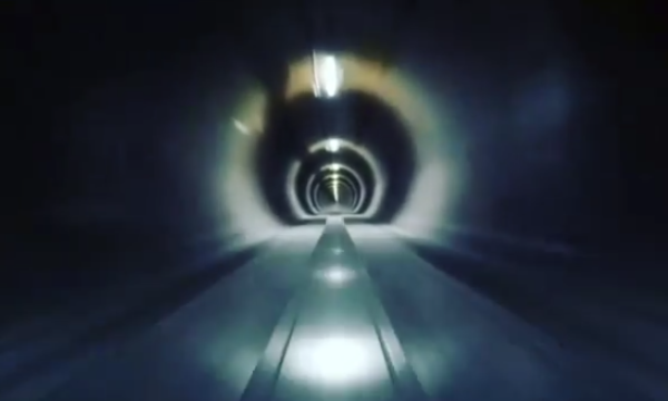 En bil kör genom ett tunnelbanespår. (AI text)