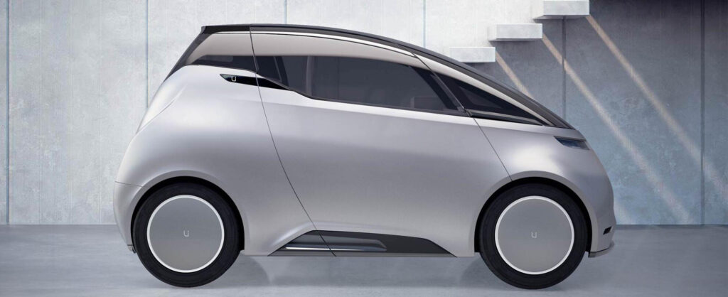 En framtida bil parkerad framför trappan. (AI text)