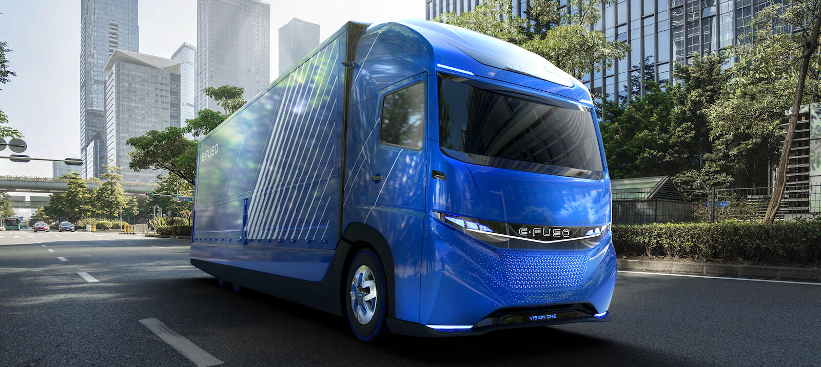 En blå lastbil kör nerför en stadsgata. (AI text)