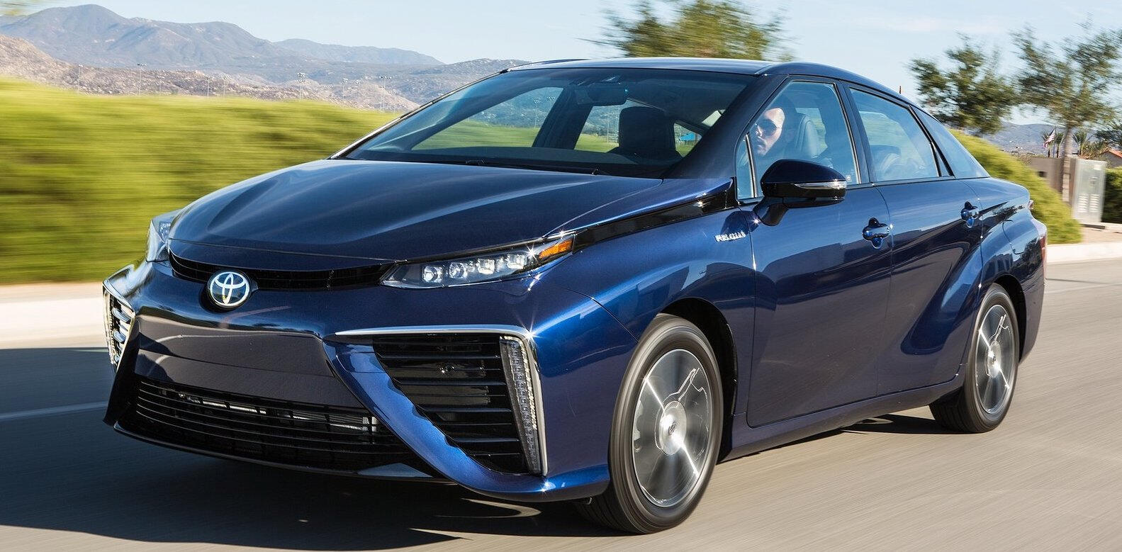 Toyota Prius Hybrid kör längs vägen (AI text)