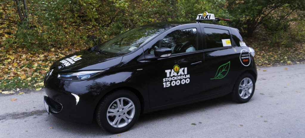 Taxi Stockholm har köpt in 30 eldrivna Renault Zoe och hoppas kunna ha en helt fossilfri transporttjänst 2025.