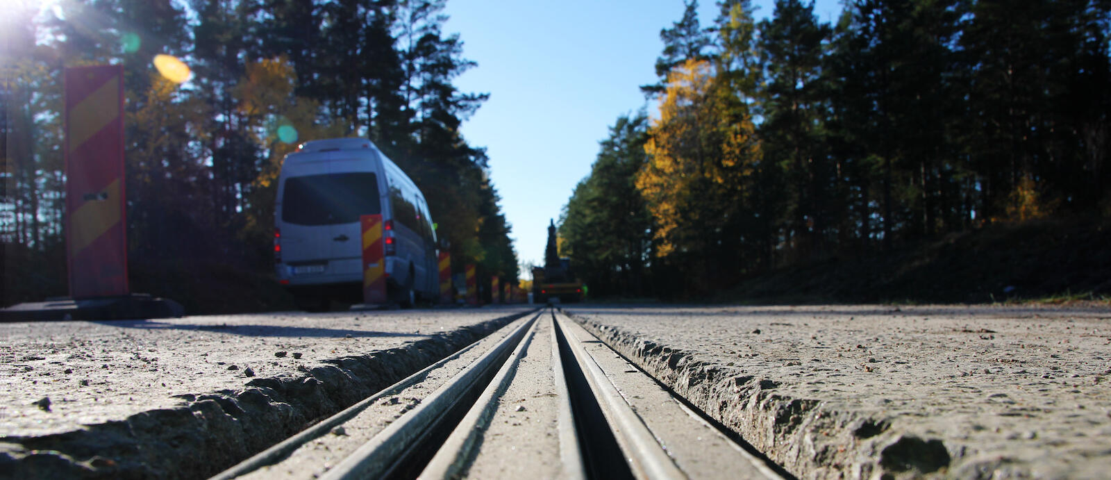 järnvägs-spår i skogen (AI text)