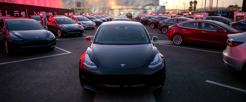 Tesla Model S parkerad på en parkeringsplats på natten (AI text)