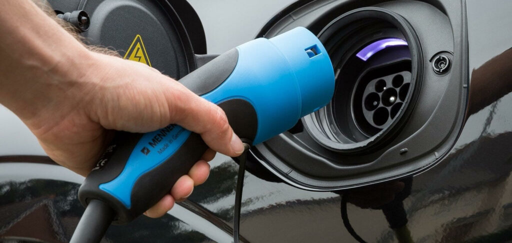 Att plugga in elbilen är bättre för miljön än att tanka diesel, enligt en ny studie.