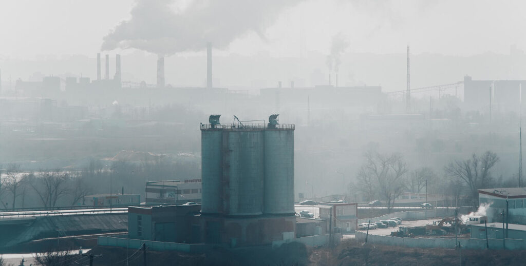 Olika typer av utsläpp orsakar miljontals människors död varje år. Farligast är utsläpp från bilar och fabriker. Inte så goda nyheter för bilbranschen som ju orsakar utsläpp i båda kategorierna.