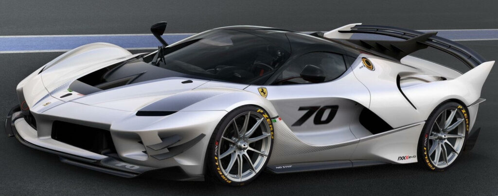 En vit sportbil kör nedför en bana. (AI text)