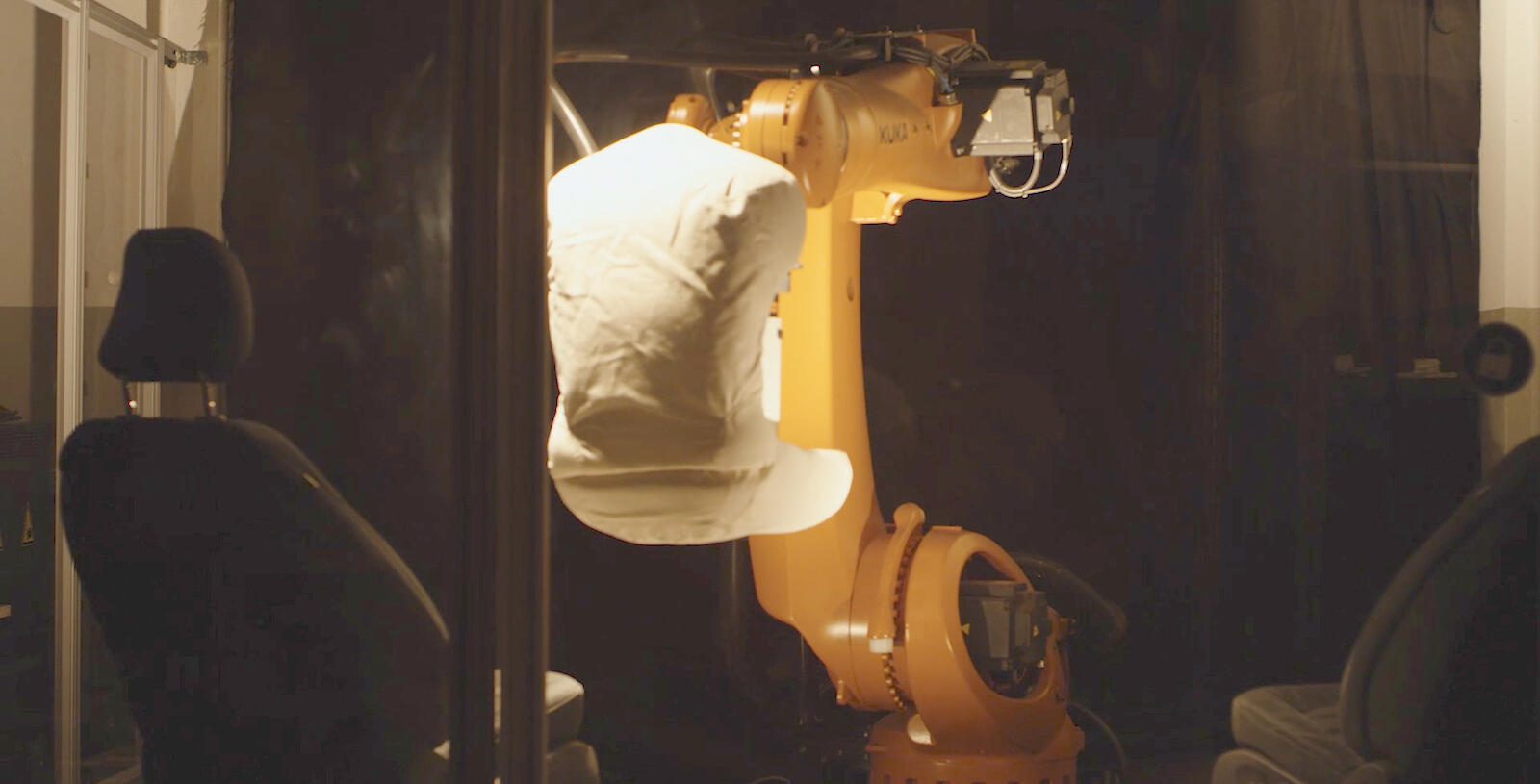 En robot sitter i en bil. (AI text)