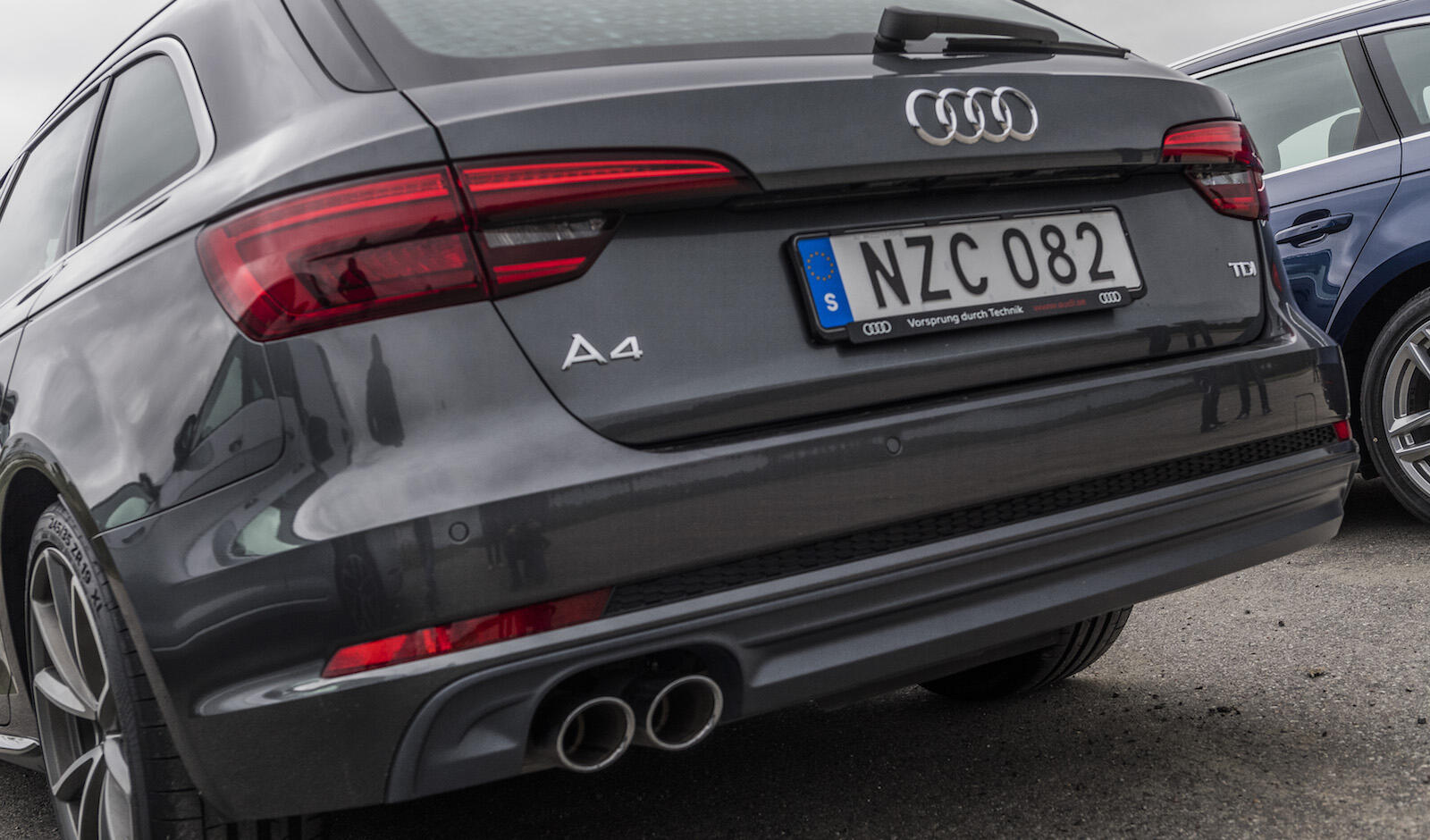 Audi Q7 gentemot Audi (AI text)