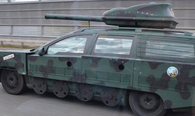 En militär bil med en tank på sidan. (AI text)