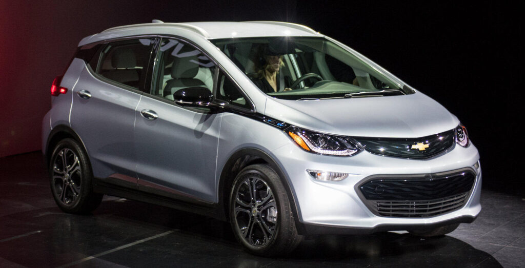 En Chevrolet Bolt EV visas upp på New York Auto Show. (AI text)