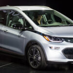 En Chevrolet Bolt EV visas upp på New York Auto Show. (AI text)