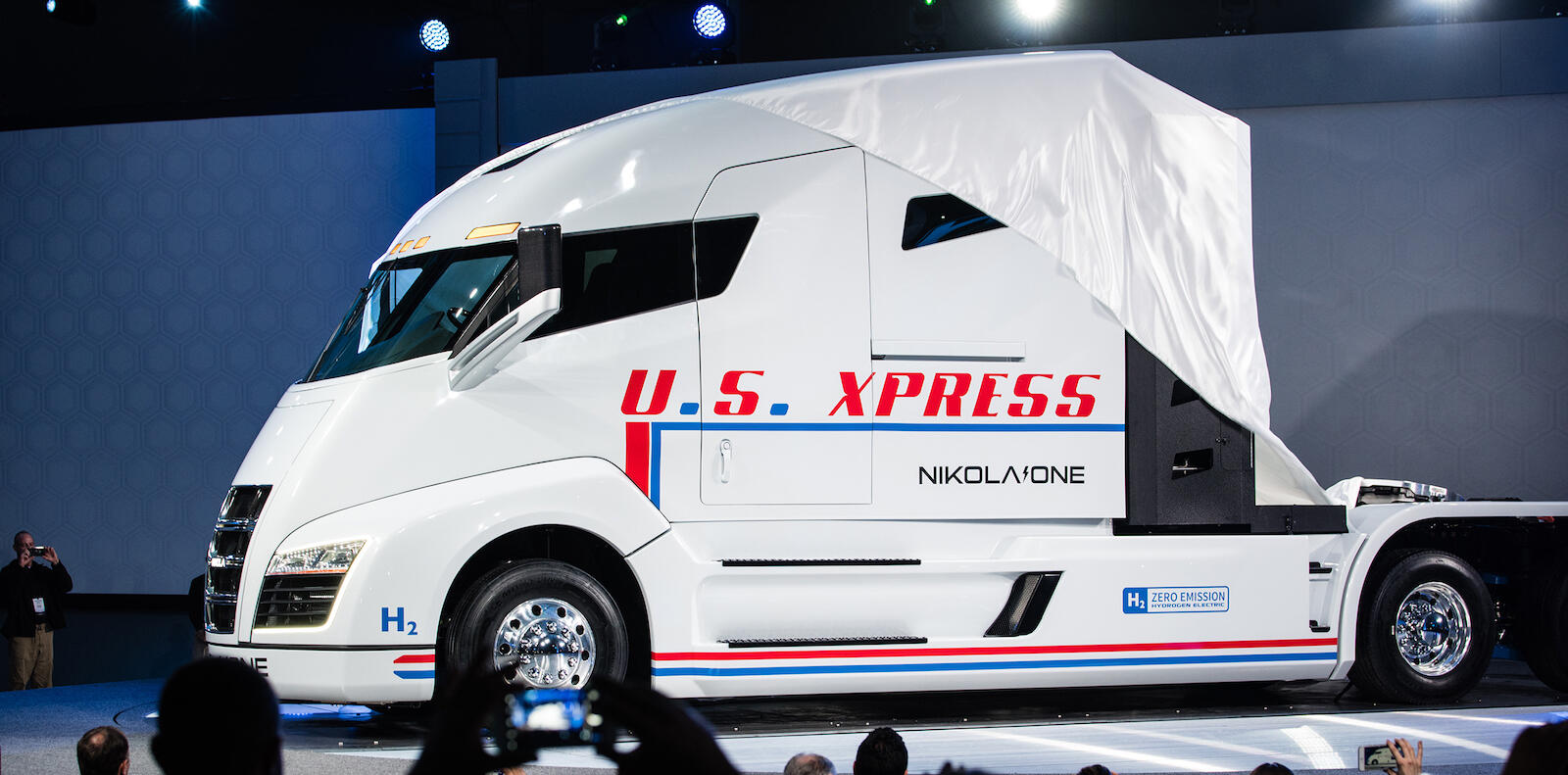 En lastbil visas upp på New York City Auto Show. (AI text)