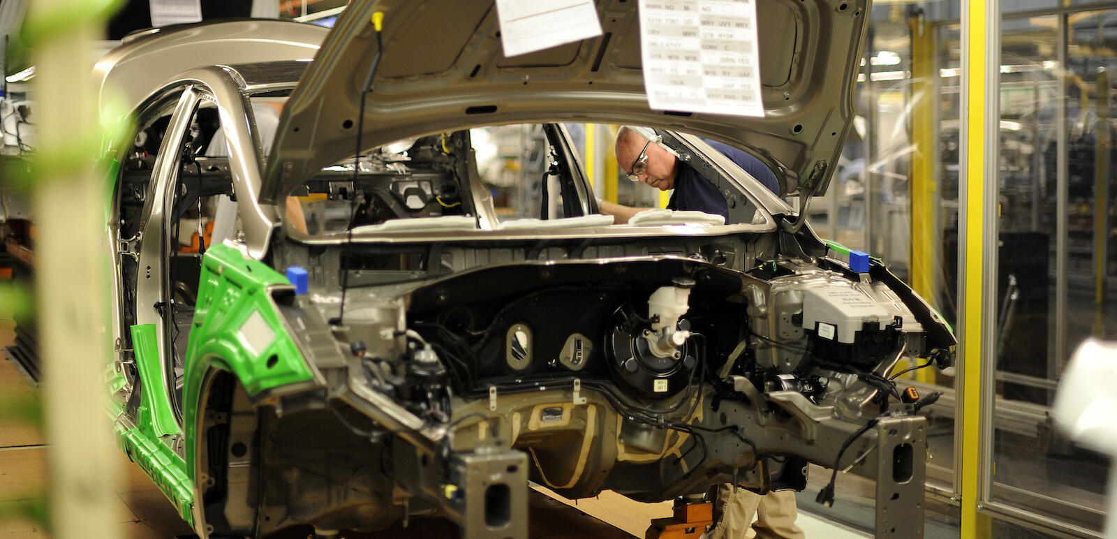 En bil sätts ihop i en fabrik. (AI text)