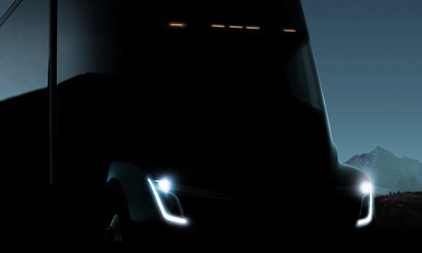 Tesla-lastbil i mörkret (AI text)