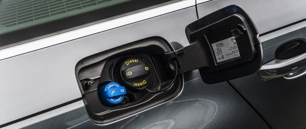 En bil är uppladdad till en eluttag. (AI text)