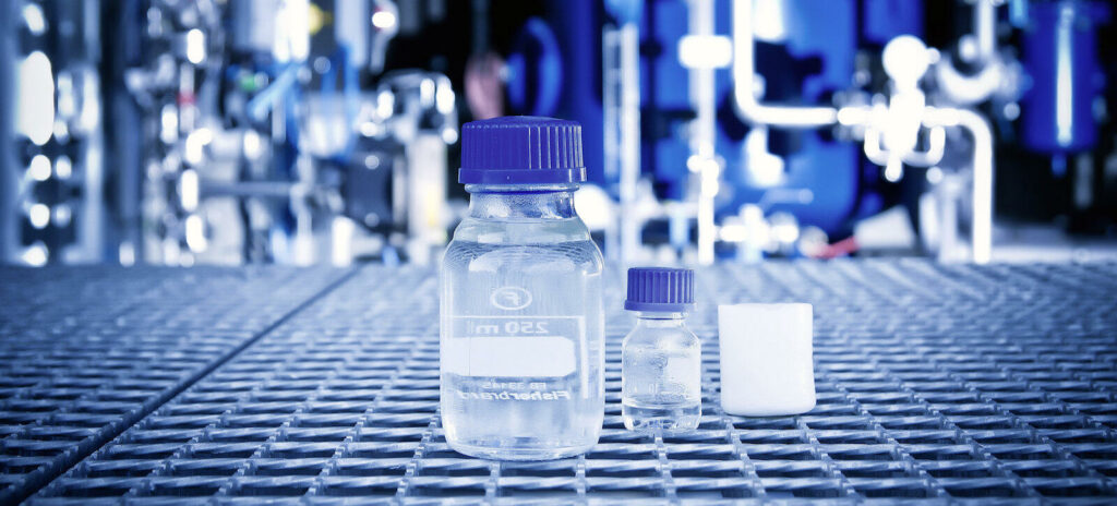 En bil står parkerad på en metallplatta. (AI text)