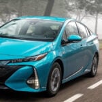 En Toyota Prius kör nerför en landsväg. (AI text)
