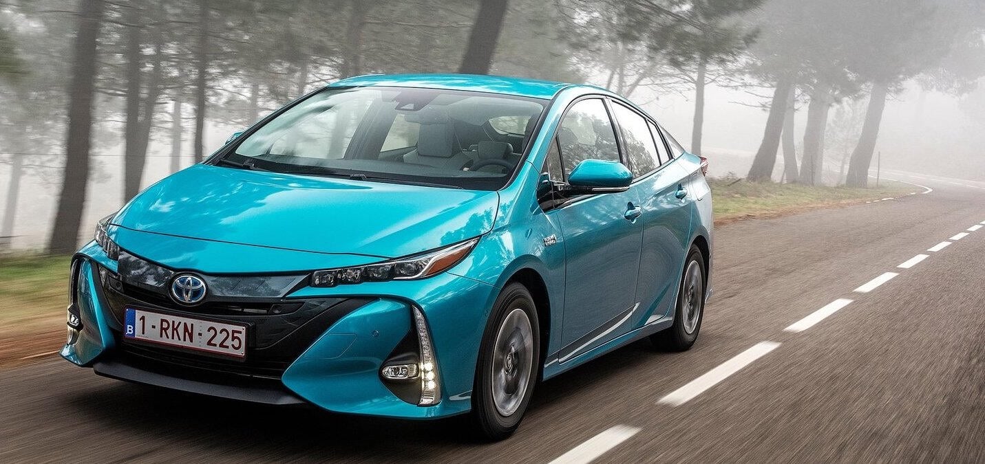 En Toyota Prius kör nerför en landsväg. (AI text)