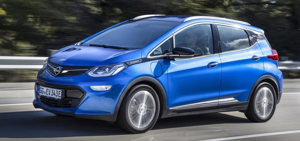 Chevrolet Bolt EV kör längs vägen. (AI text)
