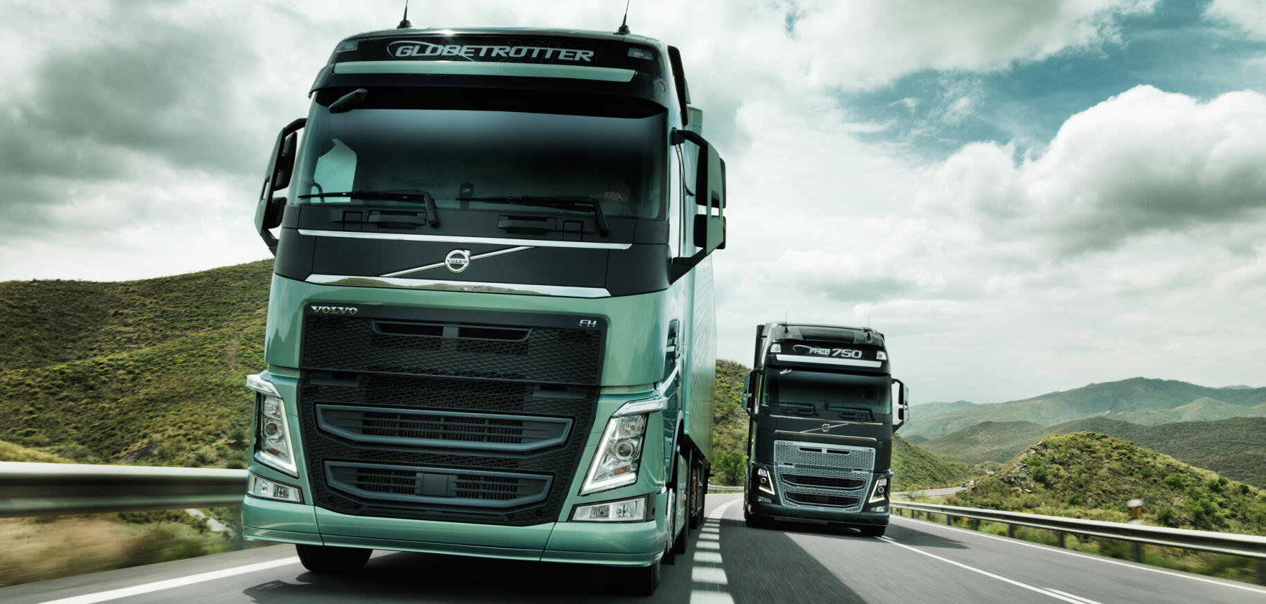 En lastbil kör nerför en motorväg. (AI text)