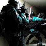 En grupp polisofficerare i en korridor (AI text)