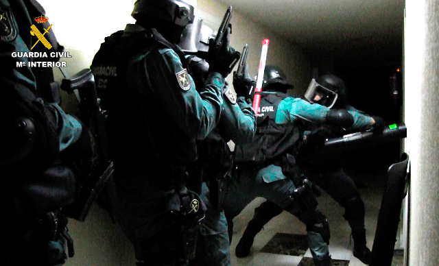 En grupp polisofficerare i en korridor (AI text)