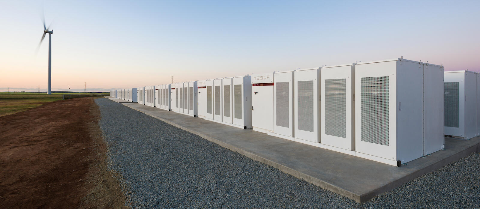 En rad vita vindkraftverk i en åker (AI text)