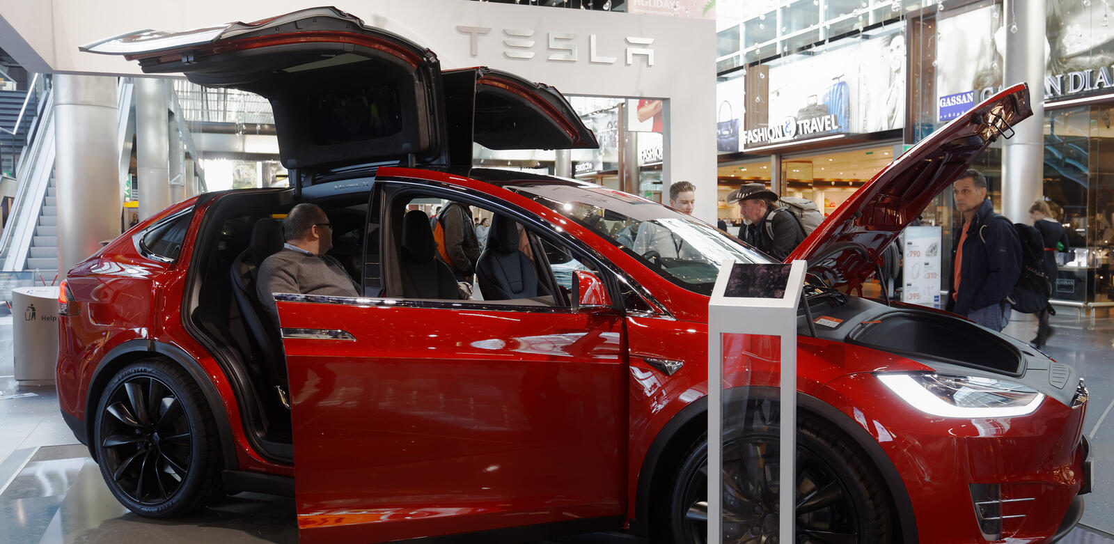 Tesla lyckas allra bäst i Ipsos nya undersökning bland bilhandlare.