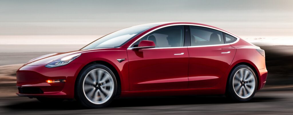 Long Range-versionen av Tesla Model 3 jämförs med BMW 3-serie i det nya testet som är gjort av Motor Trend.