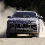 En Ferrari Tesla-terrängbil från 2020 kör längs en grusväg. (AI text)