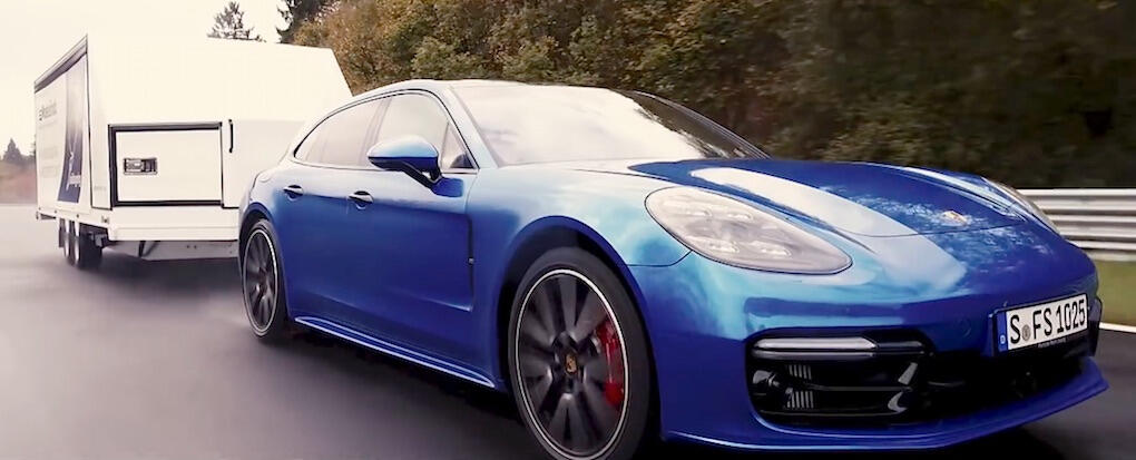 Imponerande varv, med tanke på att det är en 900 kilo tung traktor på släpet.