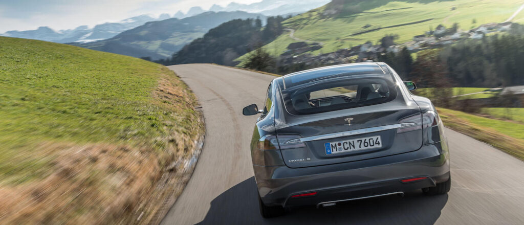 En bil kör nerför en bergsväg. (AI text)