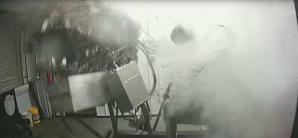 En bil exploderar i ett garage. (AI text)