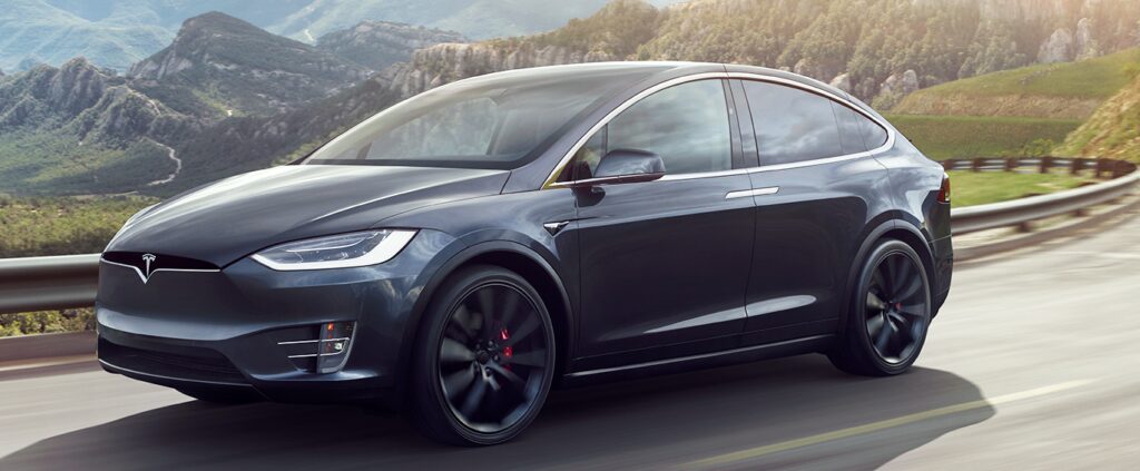 Mercedes ska ha hyrt en Tesla och skruvat isär den. Inte något som ingår i ett vanligt hyrbilsavtal...