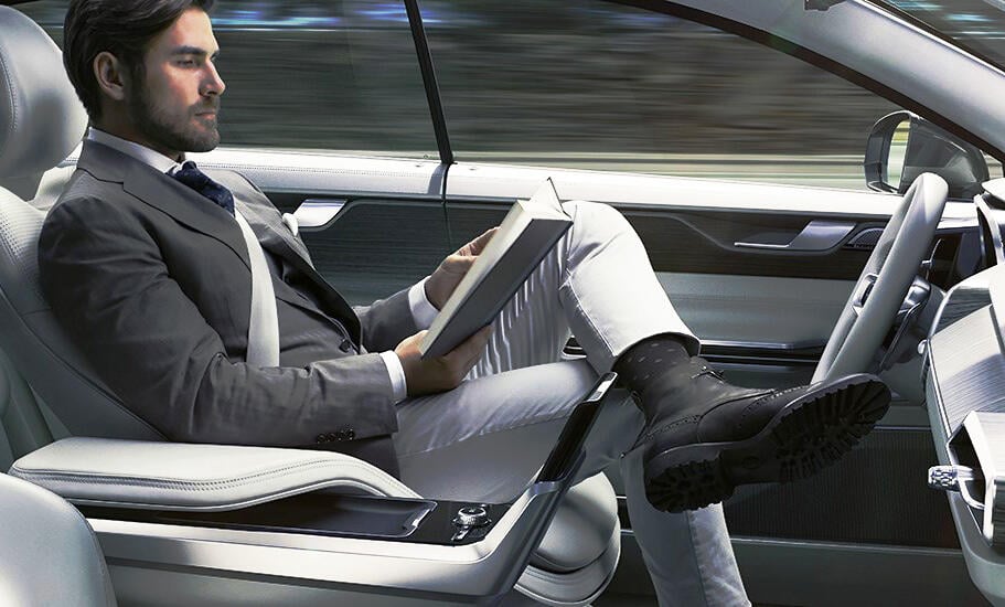 En man sitter i förarsätet i en bil. (AI text)