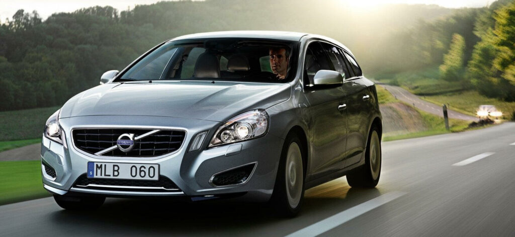 En Volvo V40 kör nedför en landsväg. (AI text)