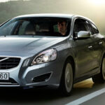 En Volvo V40 kör nedför en landsväg. (AI text)