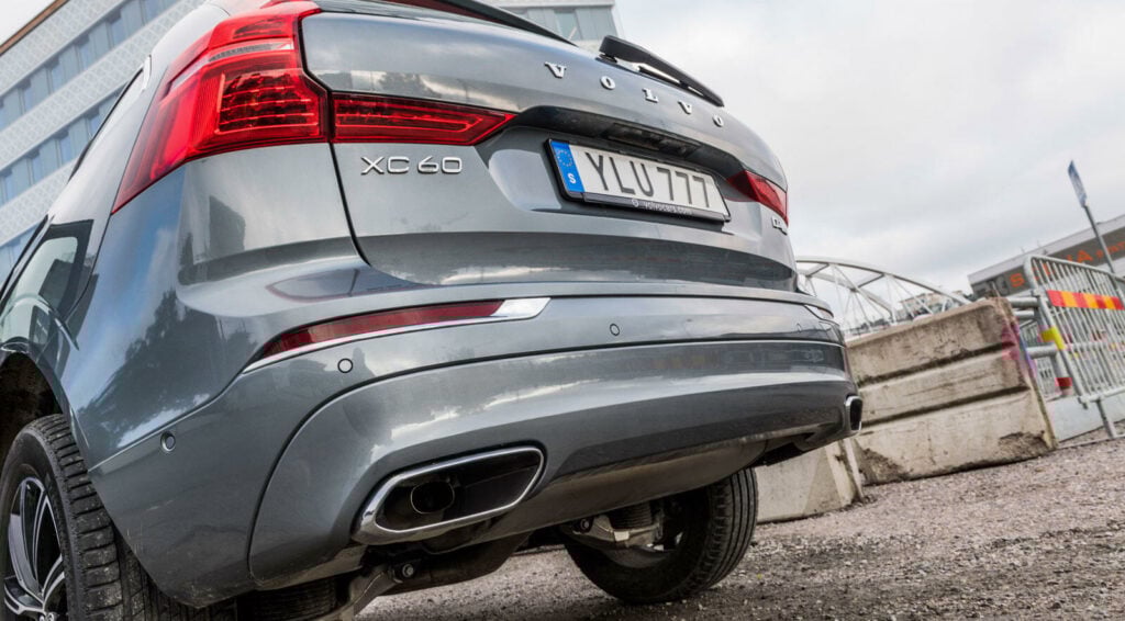 Volvo XC90 parkerad på gatan (AI text)