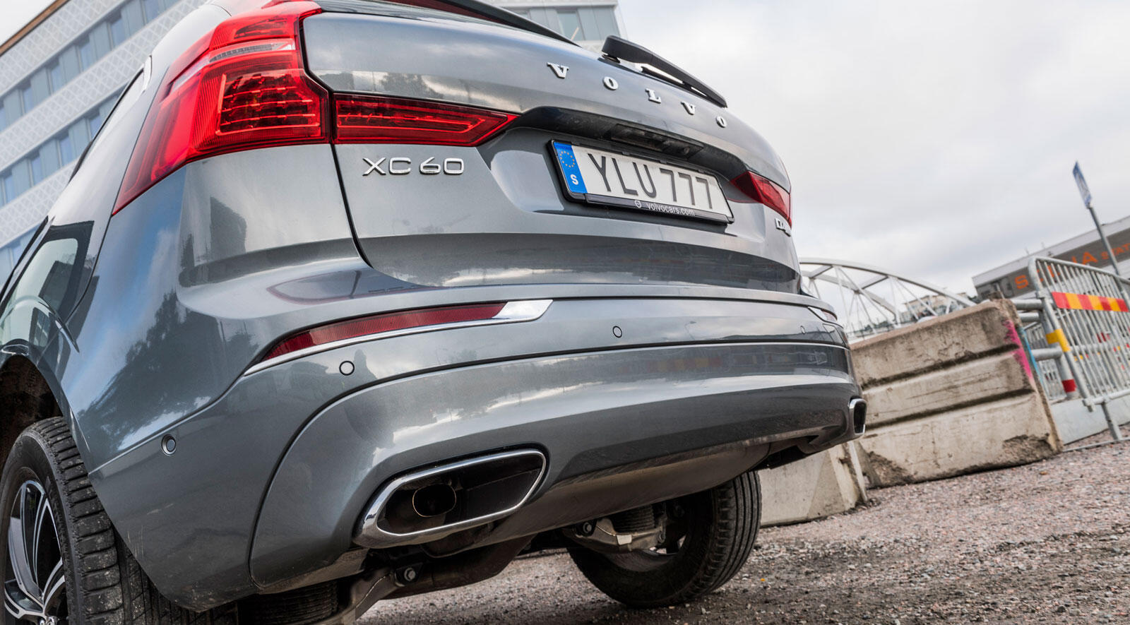 Volvo XC90 parkerad på gatan (AI text)