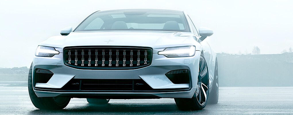 Volvo XC90-firande körs på en våt väg. (AI text)