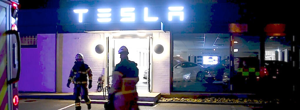 En Tesla-förhandlingslokal på natten (AI text)