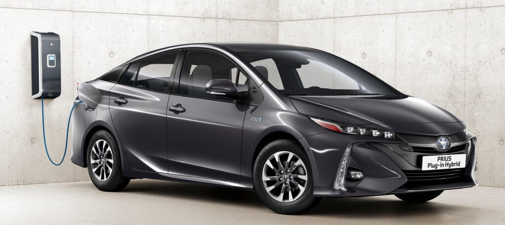 Laddhybridversionen av Prius är så nära en helt eldriven bil Toyota kommit. Men snart kan utvecklingen gå snabbare, tack vare ett samarbete med batteritillverkaren Panasonic.