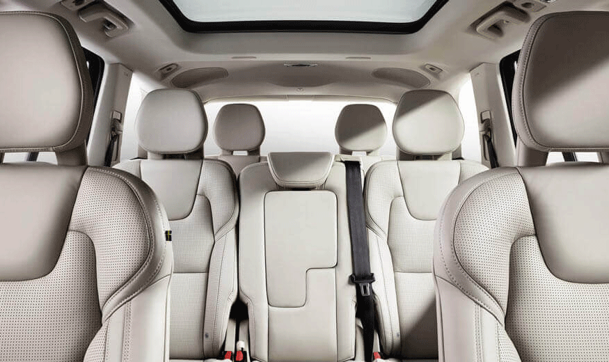 En bilinteriör med säten. (AI text)