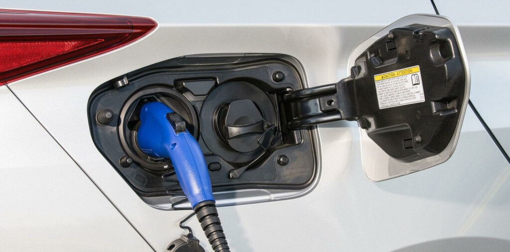 Toyota ger med sig – nu ska laddsladden pluggas in.